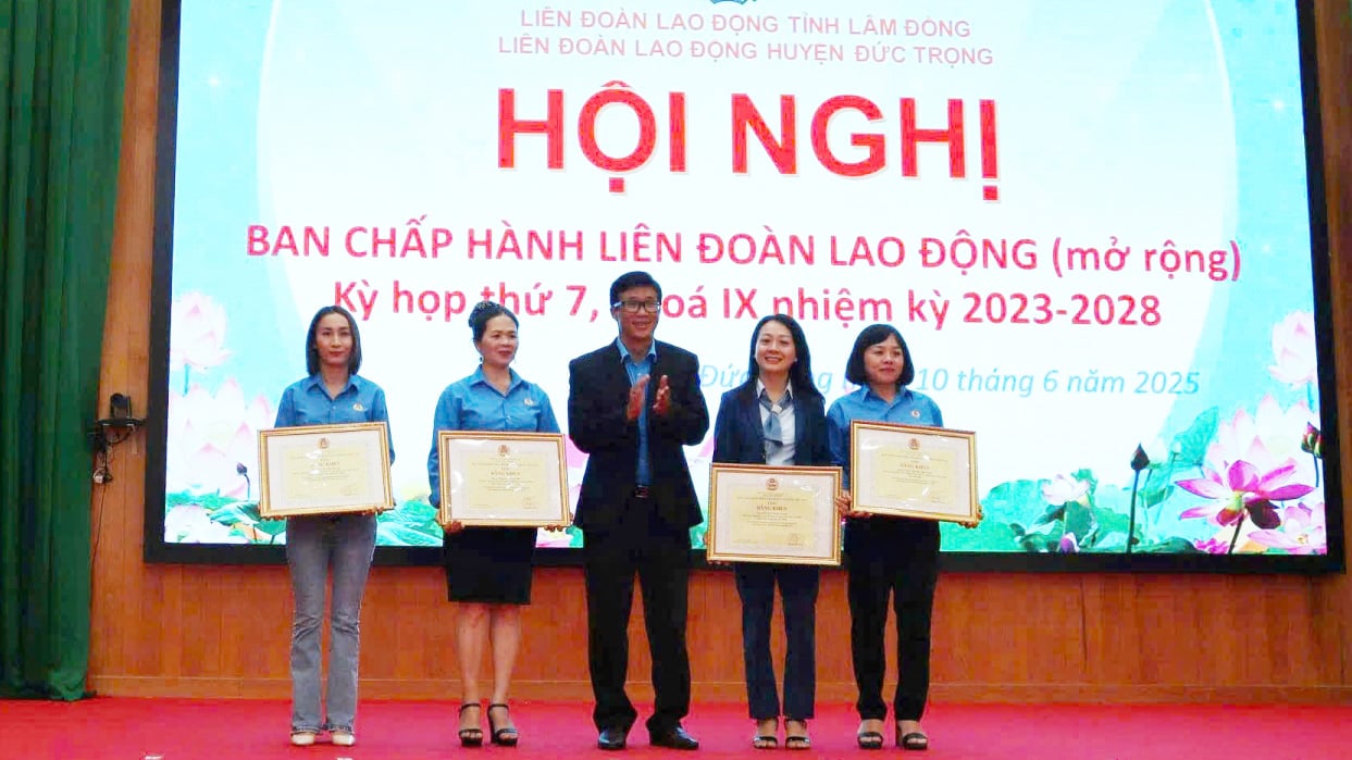 Awarding certificates of merit to individuals with outstanding achievements in the Workers' Movement and trade union building