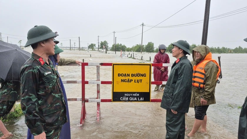 Lãnh đạo Bộ CHQS thành phố Huế chỉ đạo công tác ứng phó với mưa lụt tại huyện Quảng Điền.