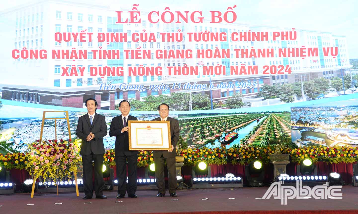 Đòng chí Nguyễn Văn Danh Thừa ủy quyền của Thủ tướng Chính phủ trao bằng công nhận tỉnh Tiền Giang đạt chuẩn NTM năm 2024 cho lãnh đạo UBND tỉnh Tiền Giang.