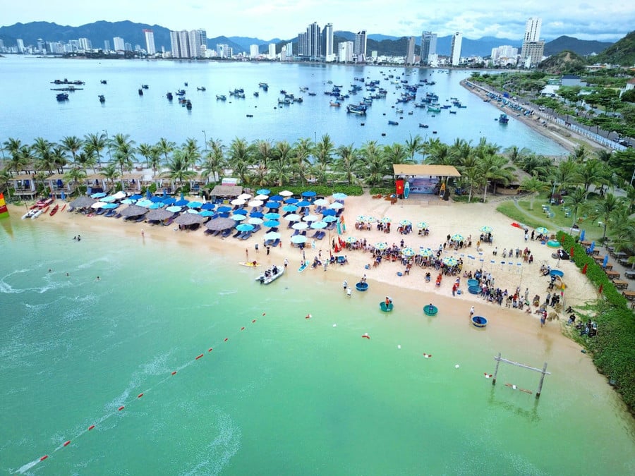 Đông đảo người dân và du khách đứng kín bãi biển Marina Beach, TP.Nha Trang để xem giải bơi thúng, lắc thúng. ẢNH: BÁ DUY