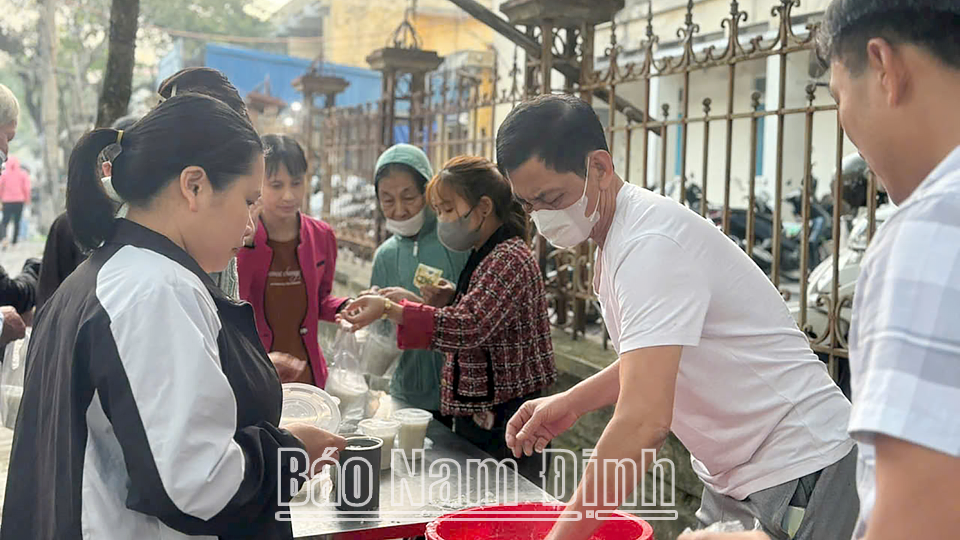 Nhóm thiện nguyện chùa Xuân Đài phát cháo miễn phí cho bệnh nhân tại Bệnh viện Đa khoa tỉnh Nam Định.