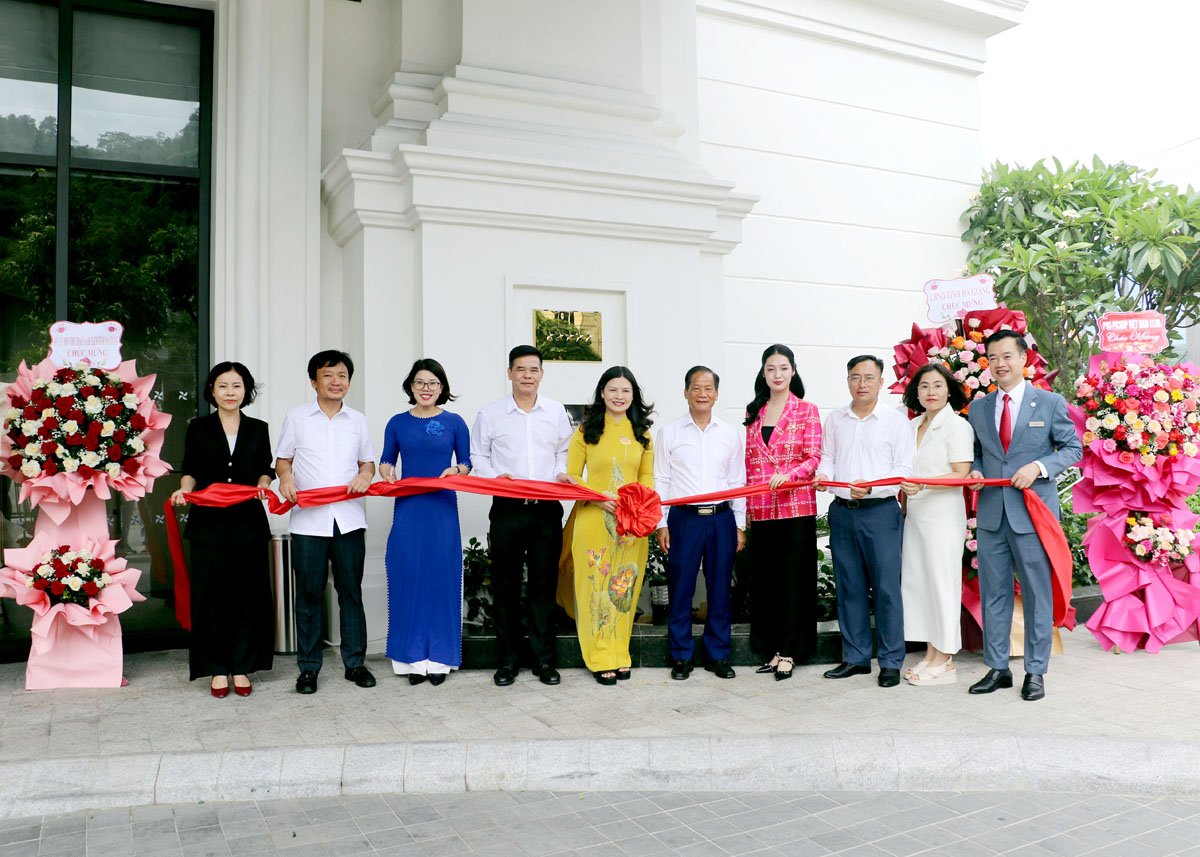 Ceremony to receive the 5-star Bronze plaque of Four Points by Sheraton Ha Giang Hotel.