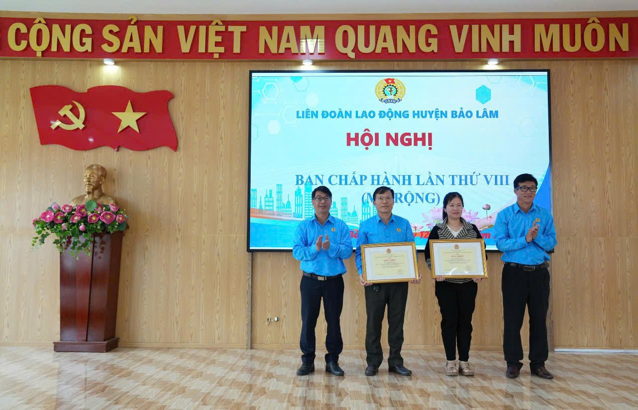 The Vietnam General Confederation of Labor awarded Certificates of Merit to two individuals with outstanding achievements in Trade Union activities in 2024.