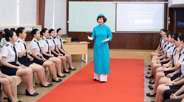 Lần đầu tiên 2 ngành ĐH tích hợp đào tạo nghề tiếp viên hàng không, phi công  - Ảnh 1.
