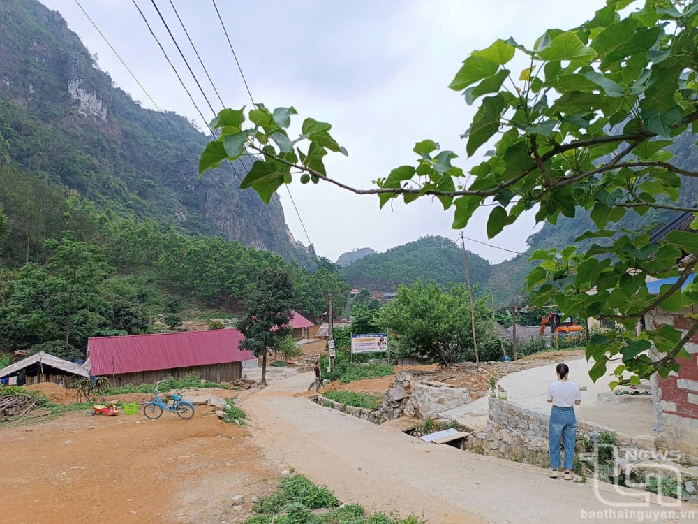 Tuyến đường điện thắp sáng được lắp dọc theo đường trục chính của xóm Lân Đăm.
