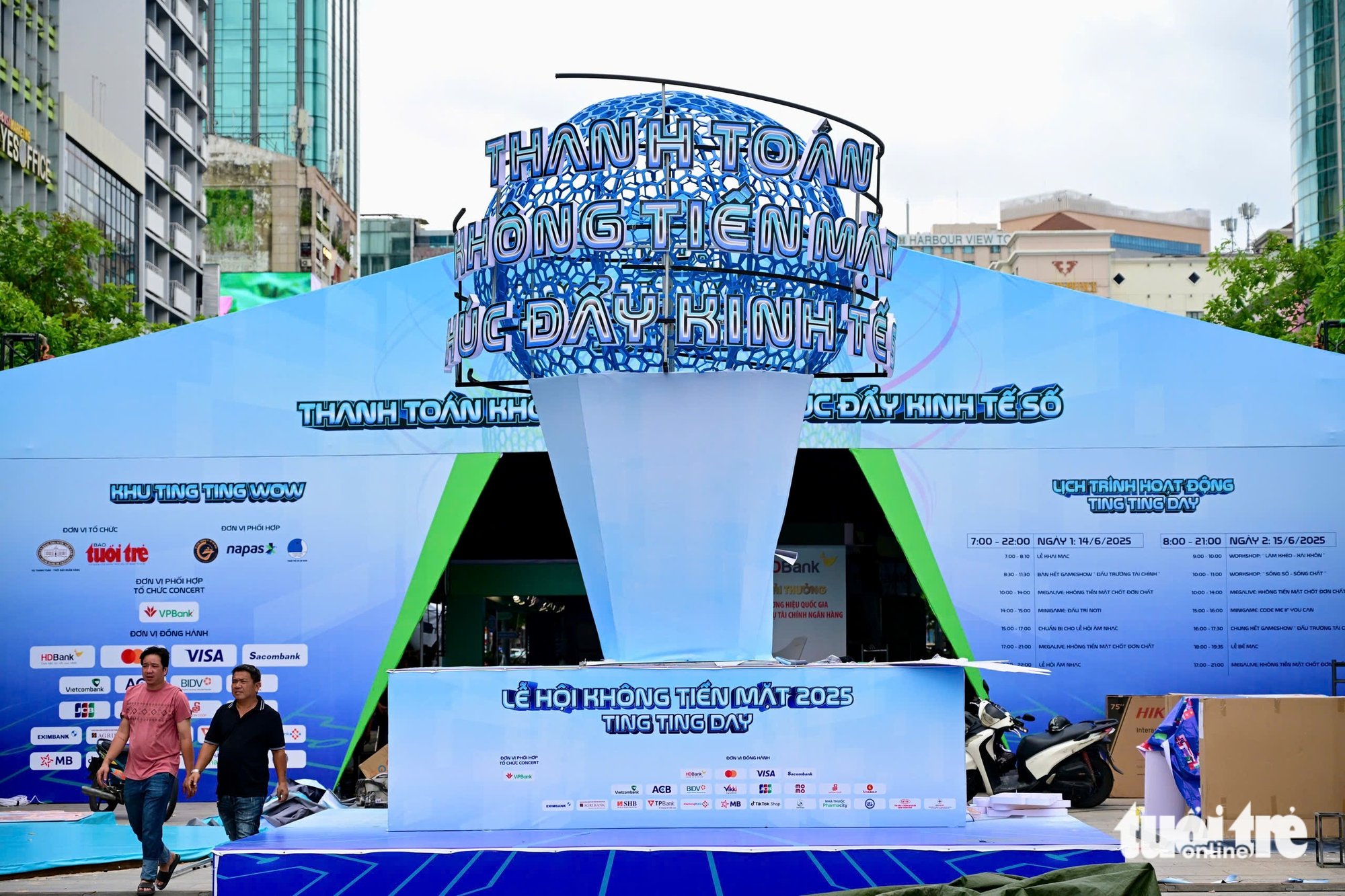 ភាពអ៊ូអរមុនម៉ោង G-hour ផ្លូវដើរ Nguyen Hue បានត្រៀមជាស្រេចសម្រាប់ពិធីជប់លៀងដ៏ធំ 'Cashless Day' - រូបថត 14 ។