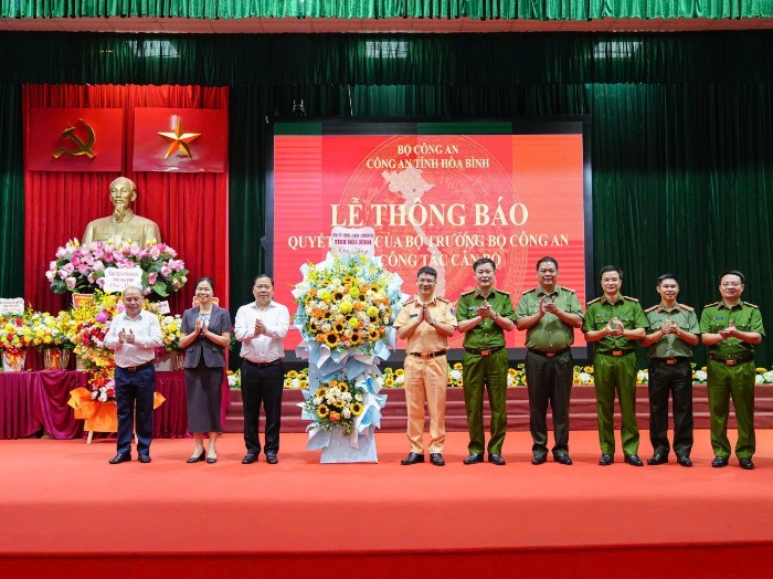 Lãnh đạo Tỉnh ủy, HĐND, UBND tỉnh tặng hoa chúc mừng đồng chí Đại tá Đỗ Thanh Bình, Cục trưởng Cục Cảnh sát giao thông, Bộ Công an.