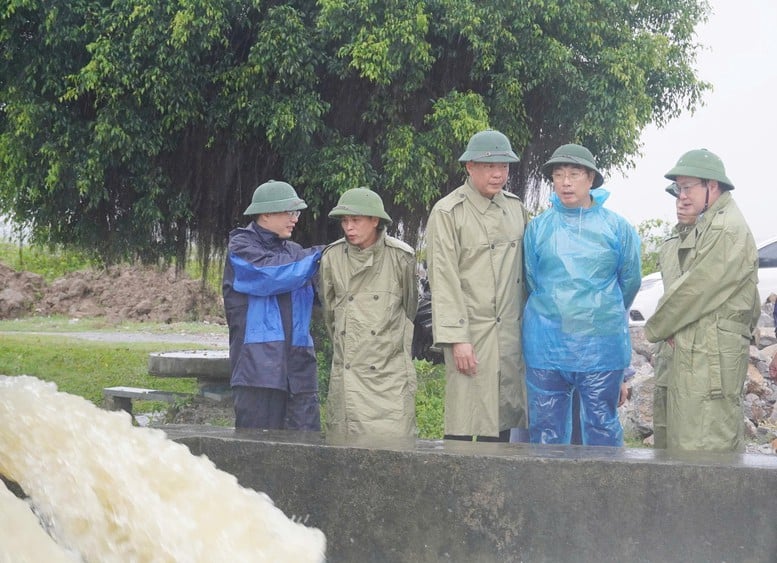 Quảng Bình: 4 người mất tích, hàng chục điểm sạt lở, chia cắt do ngập lụt- Ảnh 5.