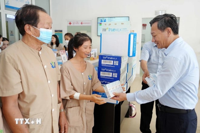 ttxvn-trao-yeu-thuong-ket-noi-tinh-than-viet-lao4.jpg
