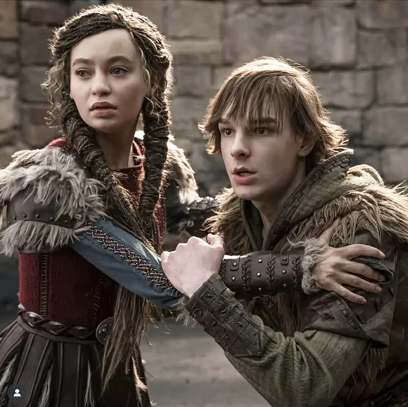 Bộ đôi diễn viên trẻ Mason Thames (vai Hiccup) và Nico Parker (vai Astrid).