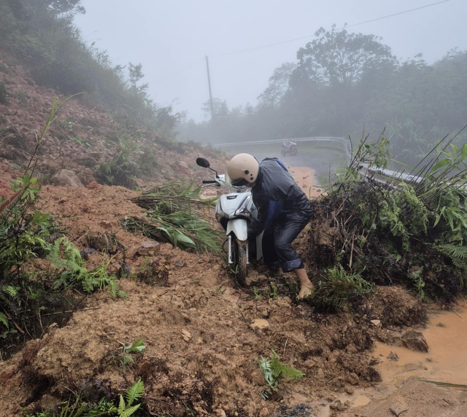 Heavy rain causes landslides in many mountainous areas of Quang Tri