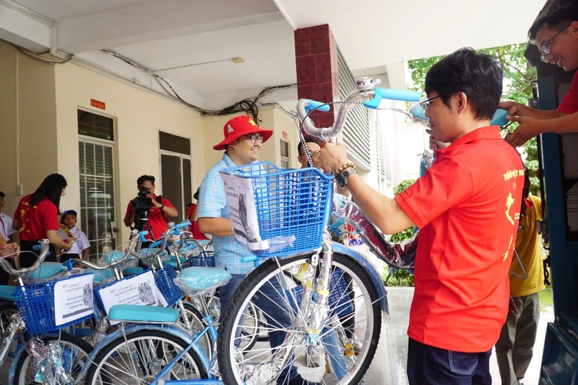 Công tác chuẩn bị quà tặng được Chi hội Nhà báo thực hiện chu đáo trước khi trao tận tay các em học sinh nghèo vượt khó.