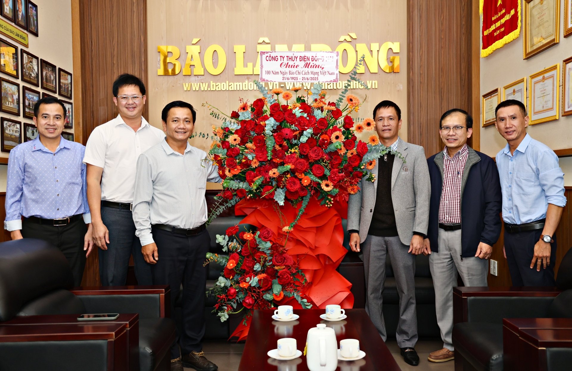 Lãnh đạo Công ty thuỷ điện Đồng Nai tặng hoa, chúc mừng tập thể Báo Lâm Đồng nhân kỷ niệm 100 năm ngày Báo chí cách mạng Việt Nam