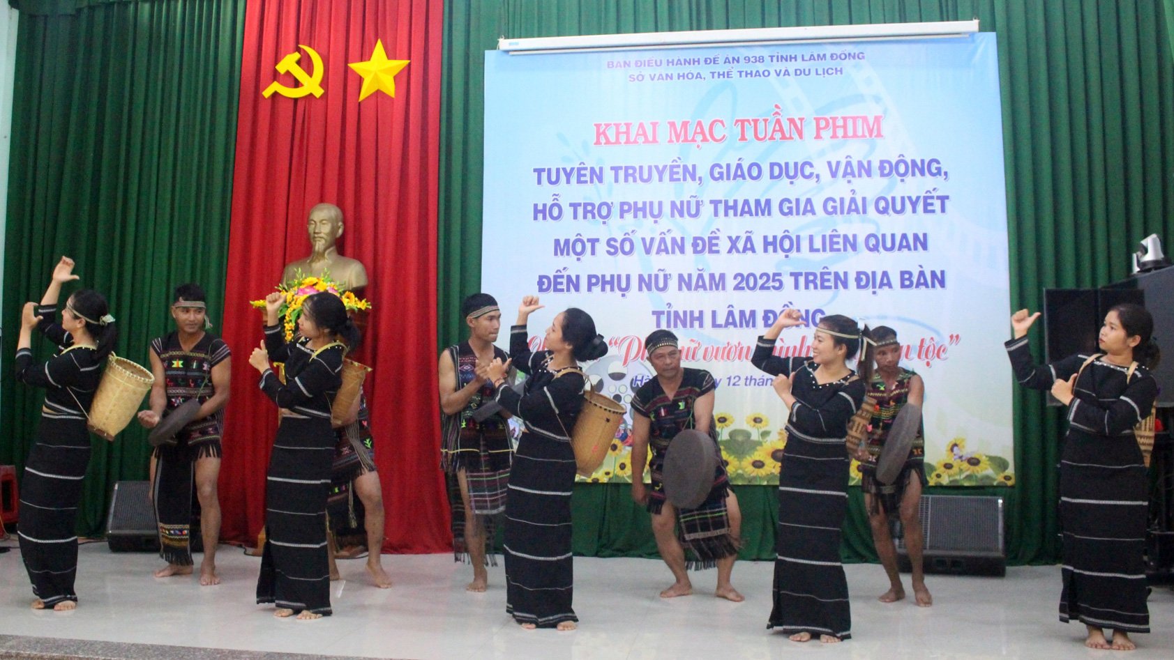 Tiết mục diễn tấu cồng chiêng chào mừng của đội cồng chiêng Mạ - Hà Lâm