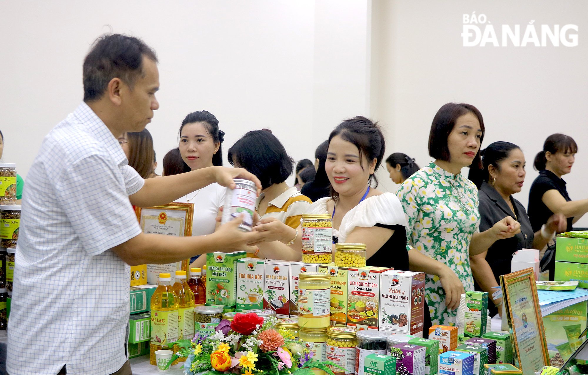 Nhiều doanh nghiệp các tỉnh, thành phố tham gia kết nối giao thương.