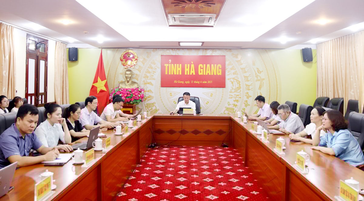 Delegates attending the conference at the Ha Giang province bridge.