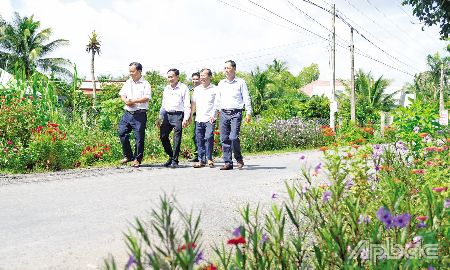 Thường trực Ban Chỉ đạo thực hiện Chương trình tỉnh và địa phương khảo sát một tuyến đường xanh - sạch - đẹp ở huyện Gò Công Tây.