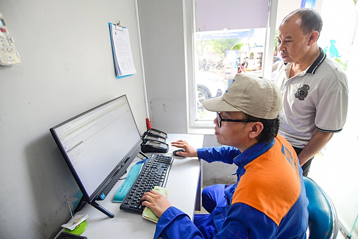 Xuất hóa đơn điện tử cho khách đổ xăng.