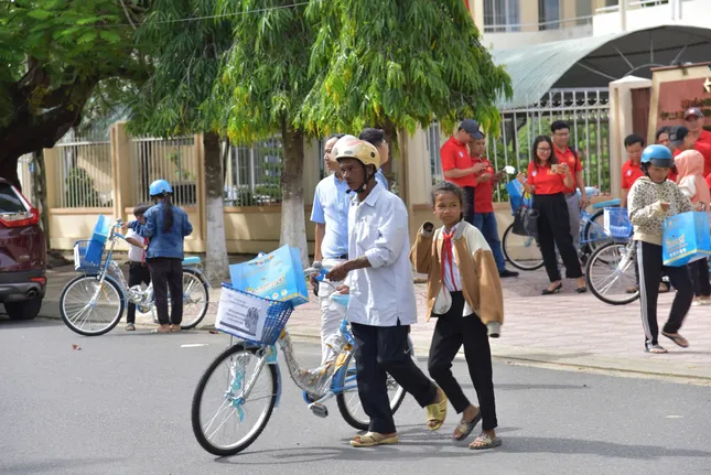 Entrega de bicicletas a estudiantes en zonas montañosas foto 4