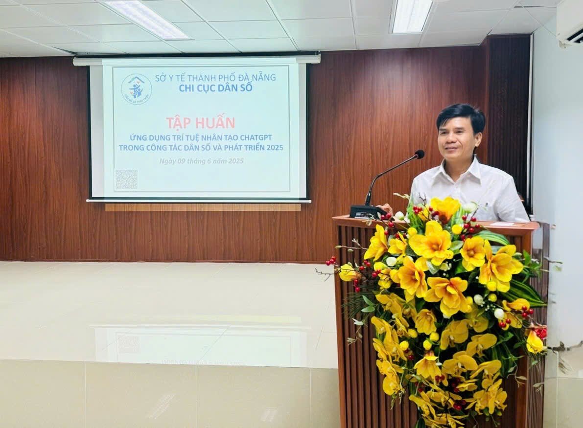 MSc. Vo Chi Trung – Leiter von TCHCKHTV, Bevölkerungsabteilung der Stadt Da Nang, weist Studenten in die Verwendung von chatGPT ein.