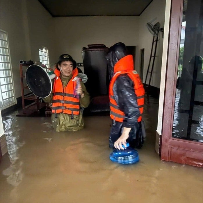 Quang Tri: Thousands of houses flooded, traffic paralyzed in many places - Photo 2.