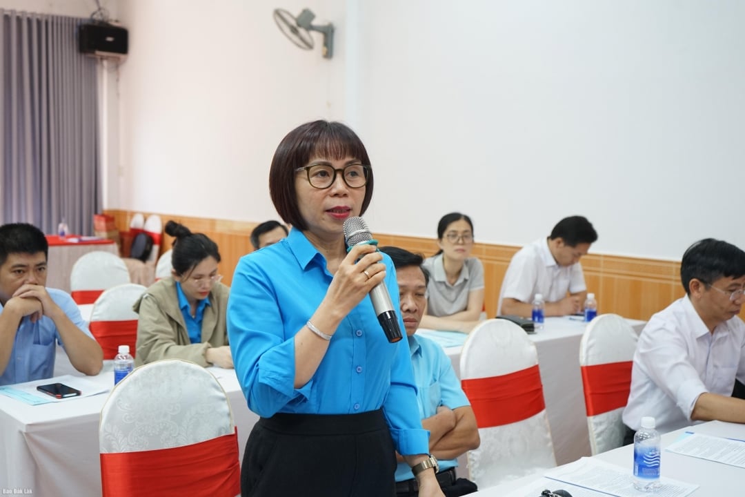 Đại biểu góp ý tại hội gnhij
