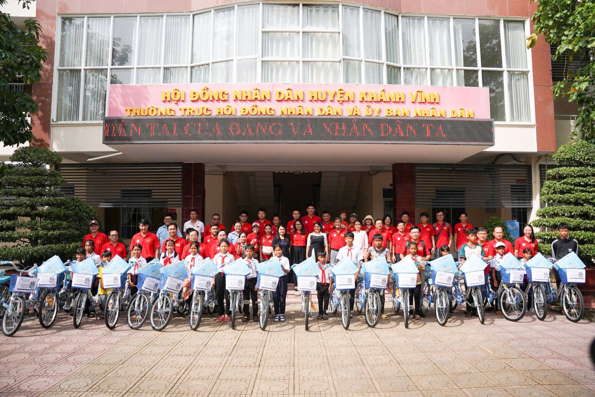 Trao tặng 20 xe đạp cho học sinh khó khăn ở huyện Khánh Vĩnh.