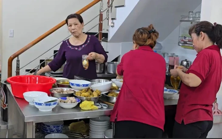 Mì Quảng Sâm, từ quán lề đường đến ngày cả ngàn tô - Ảnh 3.