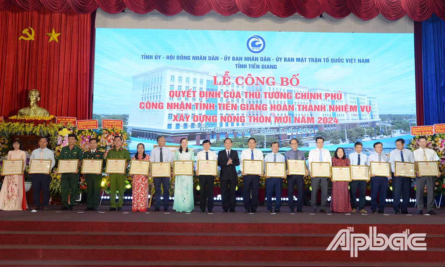Đồng cí Nguyễn Văn Vĩnh trao bằng khen của UBND tỉnh cho các tập thể, cá nhân có thành tích xuất săc trong công tác xây dựng tỉnh Tiền Giang đạt chuẩn NTM năm 2024.