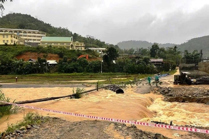 Giao thông tại một số địa phương miền núi bị chia cắt nghiêm trọng