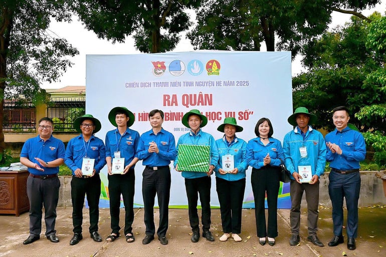 Các Bí thư Trung ương Đoàn vàChủ tịch Hội Sinh viên Việt Nam Nguyễn Minh Triết (thứ 4 từ trái sang) trao kinh phí, vật phẩm hỗ trợ các đội hình 