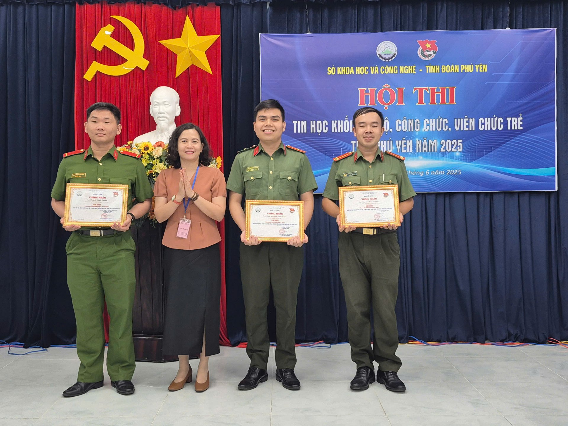 Deputy Director of the Department of Science and Technology Lam Vu My Hanh awarded prizes to the three first prize winners at the contest.