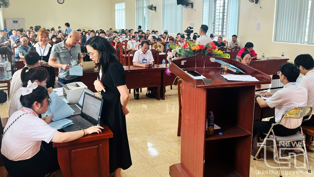 Phiên đấu giá đất chiều 30-5 tại UBND xã Bá Xuyên (TP. Sông Công).