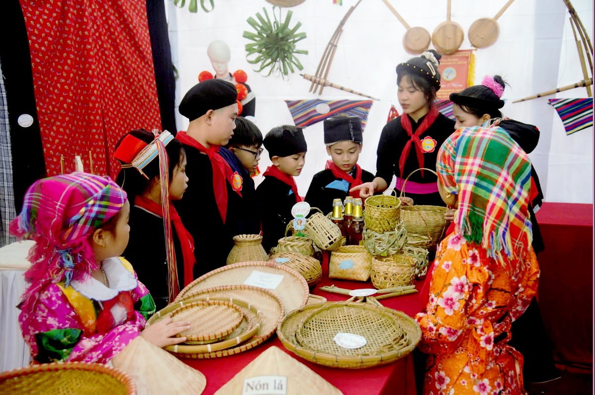 Học sinh huyện Bắc Mê tìm hiểu văn hóa truyền thống các dân tộc.