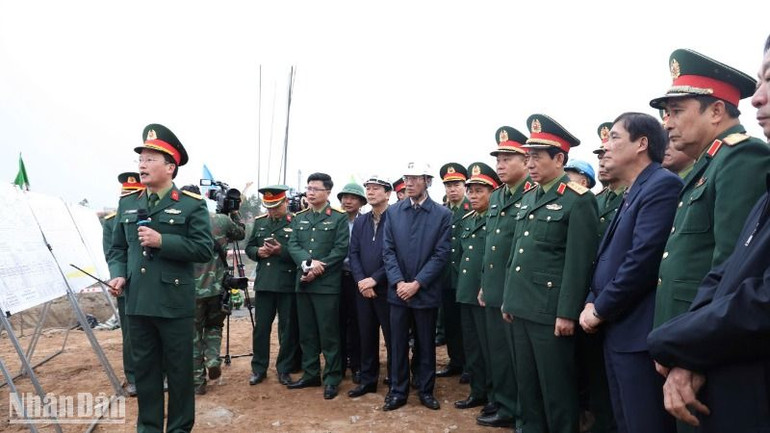 Binh đoàn 12 báo cáo tiến độ thi công cầu Phong Châu với Bộ trưởng Quốc phòng Phan Văn Giang (Ảnh: ĐÌNH HUY)