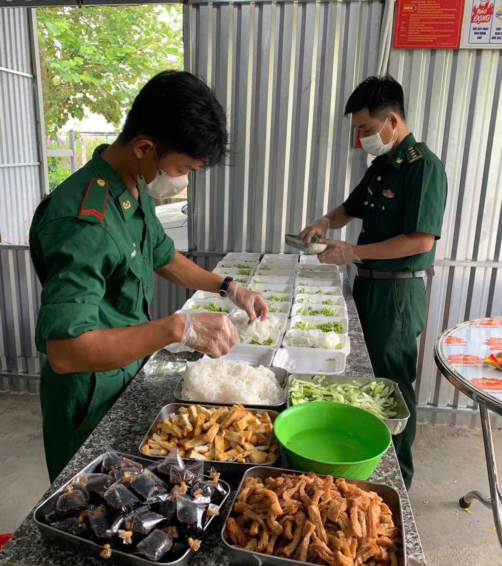 Cán bộ, chiến sĩ Đồn Biên phòng Xuân Đài chuẩn bị các suất ăn tặng người nghèo. Ảnh CTV