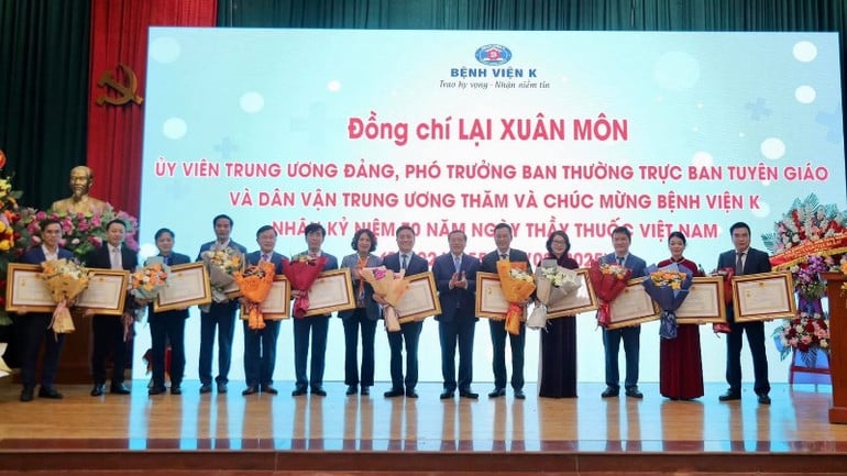 Trao danh hiệu Thầy thuốc ưu tú tặng các bác sĩ Bệnh viện K.