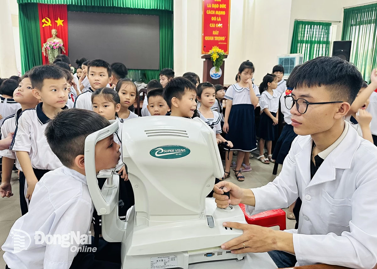 Khám mắt định kỳ nhằm phát hiện sớm bệnh nhược thị ở trẻ nhỏ. Ảnh: A.Yên