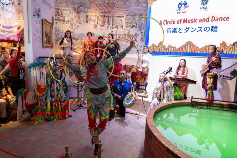 Primera vez que se combina la danza del aro de los nativos americanos y el Dan Bau, T'rung -0