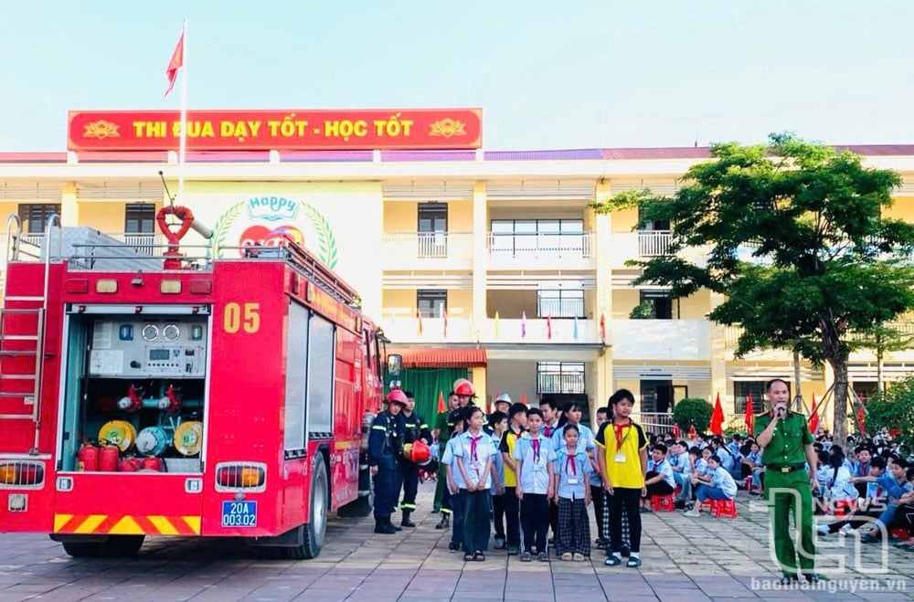 Students of Nguyen Du Secondary School (Song Cong City) are equipped with skills in fire prevention, fire fighting, escape, drowning prevention, etc.