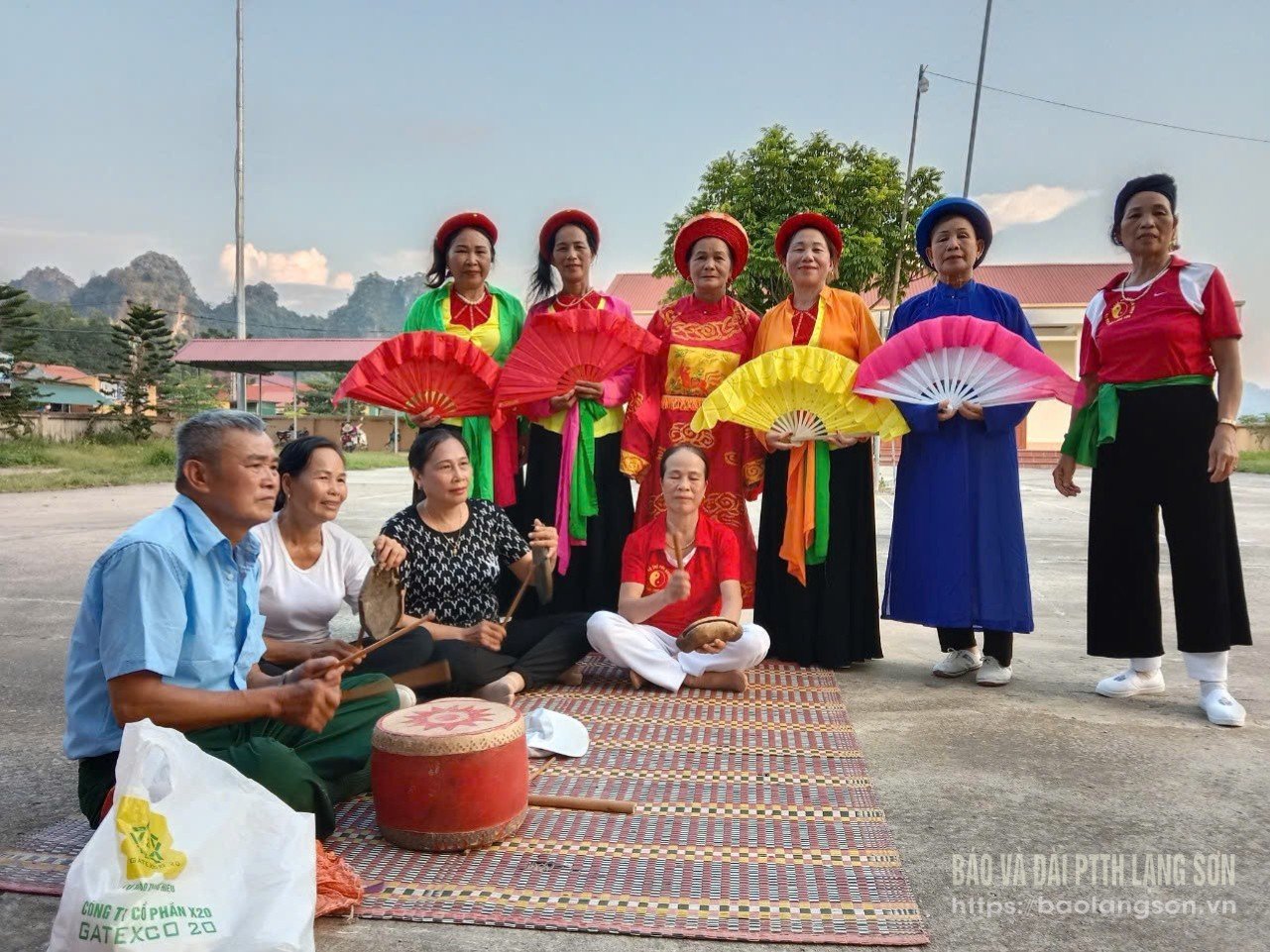 Các thành viên Hội Người cao tuổi xã Hữu Liên (huyện Hữu Lũng) luyện tập các tiết mục văn nghệ chuẩn bị cho buổi biểu diễn tại địa phương 