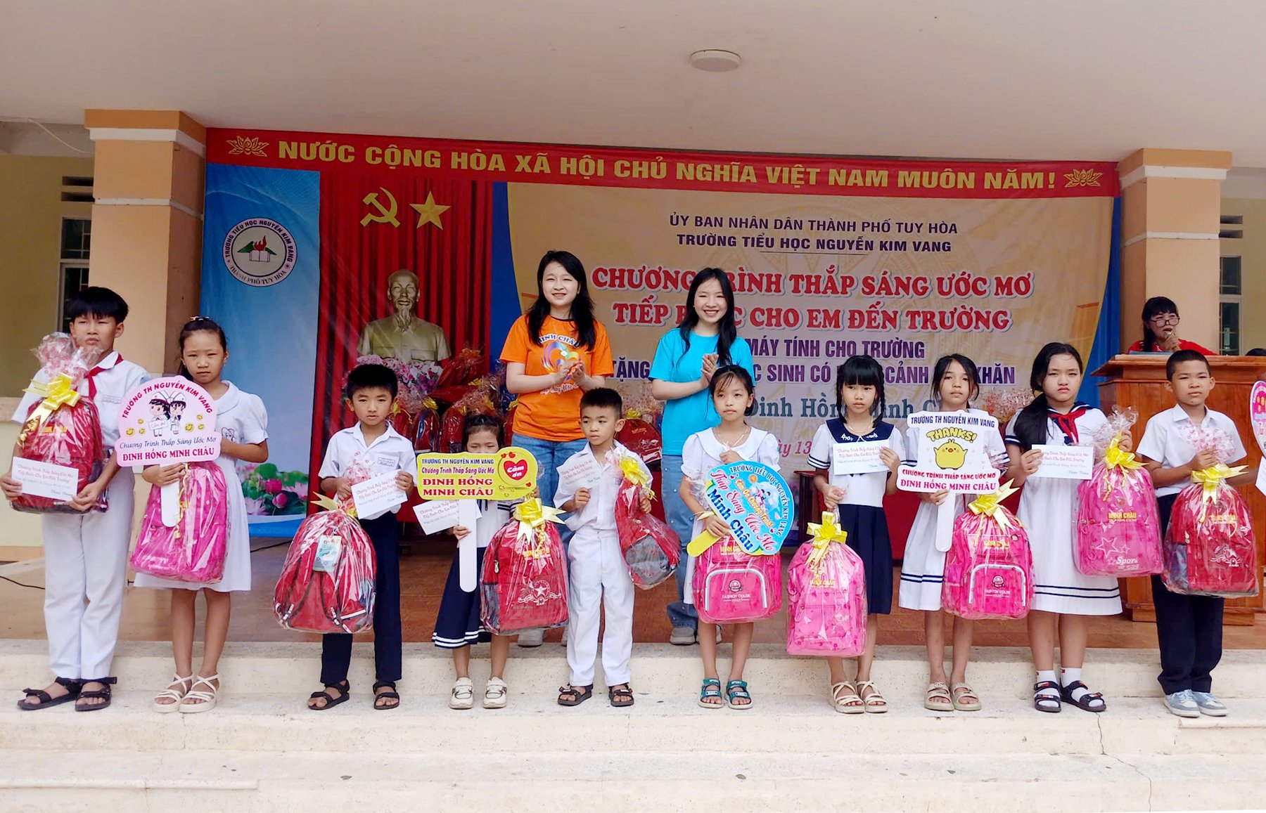 Hai chị em Đinh Hồng Ngọc Châu và Đinh Hồng Minh Châu trao quà, học bổng cho học sinh  có hoàn cảnh khó khăn của Trường tiểu học Nguyễn Kim Vang (TP Tuy Hòa). Ảnh: TRUNG HIẾU