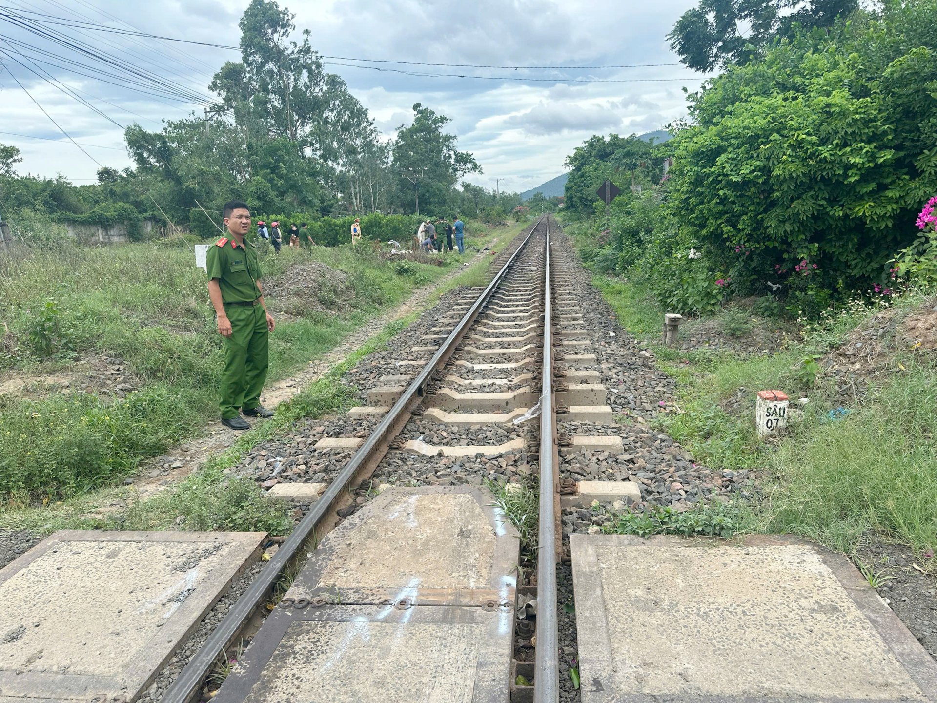 The scene of the accident on the morning of June 12 that killed two people while trying to cross the railway crossing. Photo: CTV