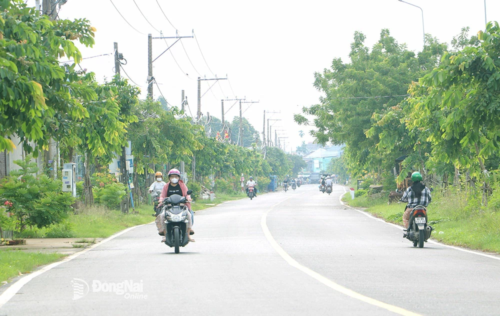 Phương án phân cấp các tuyến đường huyện cho cấp xã quản lý là phương án được Sở Xây dựng kiến nghị lựa chọn. Trong ảnh: Hương lộ 9 trên địa bàn huyện Vĩnh Cửu. Ảnh: P.Tùng