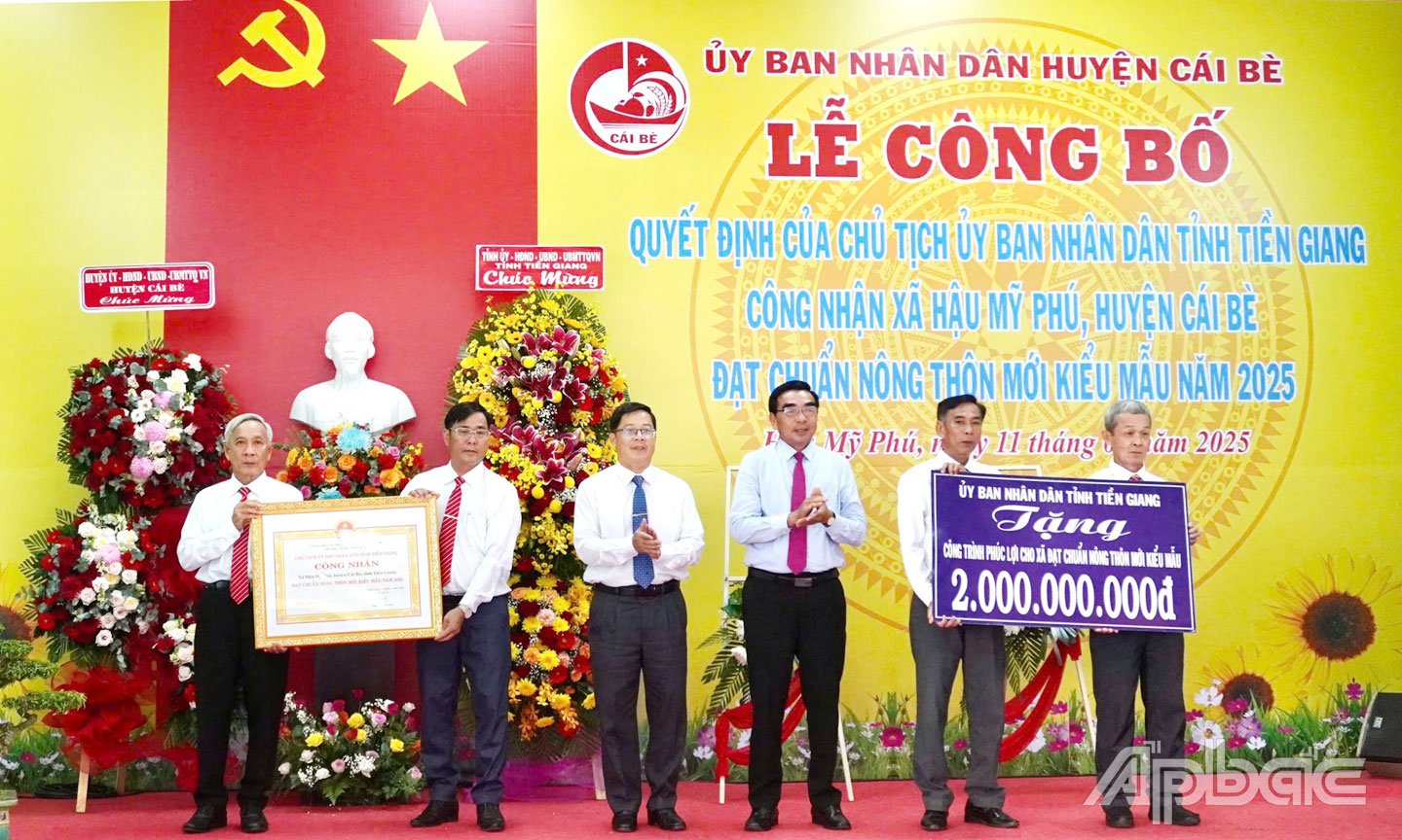 Ông Trần Thanh Nguyên - Phó Chủ tịch HĐND tỉnh, ông Nguyễn Văn Kiệt - Phó Giám đốc Sở Nông nghiệp và Môi trường tỉnh trao bằng công nhận và 2 tỷ công trình phúc lợi