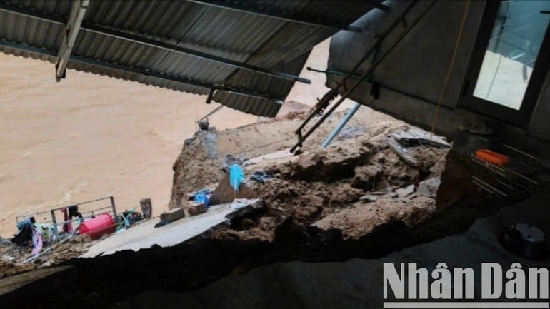 Nhà của ông Võ Văn Cường, xã A Bung, huyện Đakrông bị đổ sập một phần.