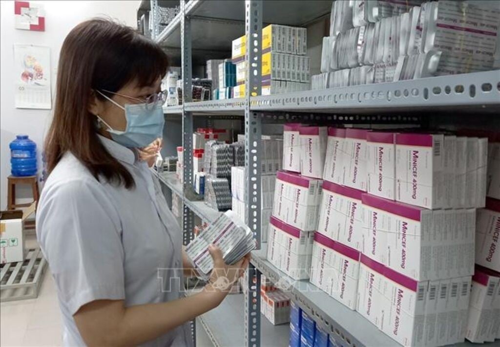 Nhân viên y tế bổ sung số thuốc mới được cung ứng vào quầy thuốc bảo hiểm y tế. Ảnh minh họa: Xuân Triệu/TTXVN