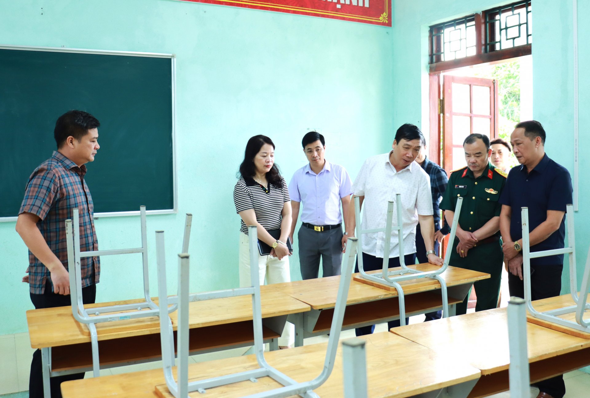 Các thành viên trong Đoàn kiểm tra khảo sát khu vực phòng thi tại Trường THPT Quyết Tiến.
