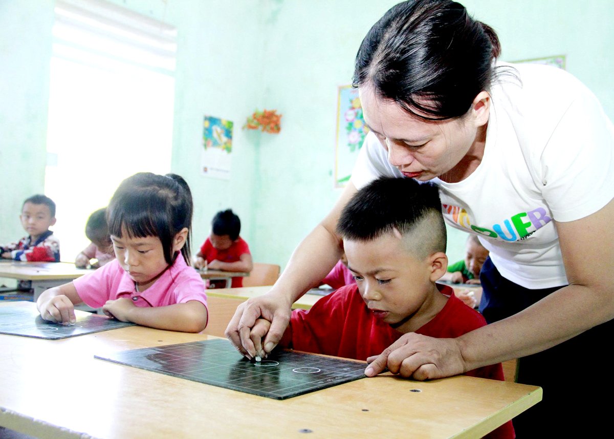 Cô và trò Trường Tiểu học Minh Tân B, xã Minh Tân (Vị Xuyên) trong giờ luyện chữ.