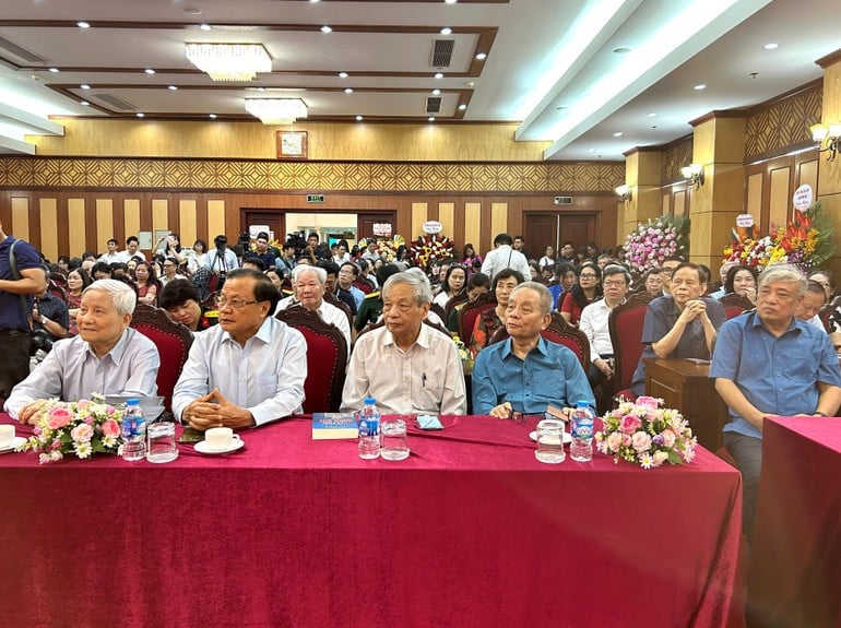 Các đại biểu tham dự lễ ra mắt sách.